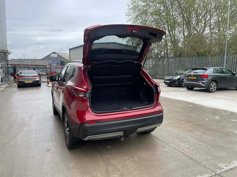 Used Nissan Qashqai N-Connecta 115 HP (84 kW) 2018 Red SUV