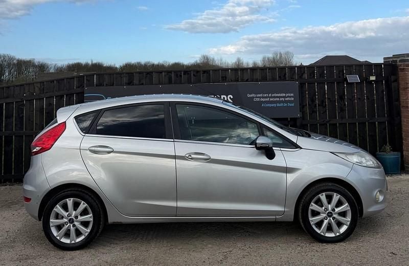 Used Ford Fiesta Zetec 70 HP (51 kW) 2010 Silver Hatchback