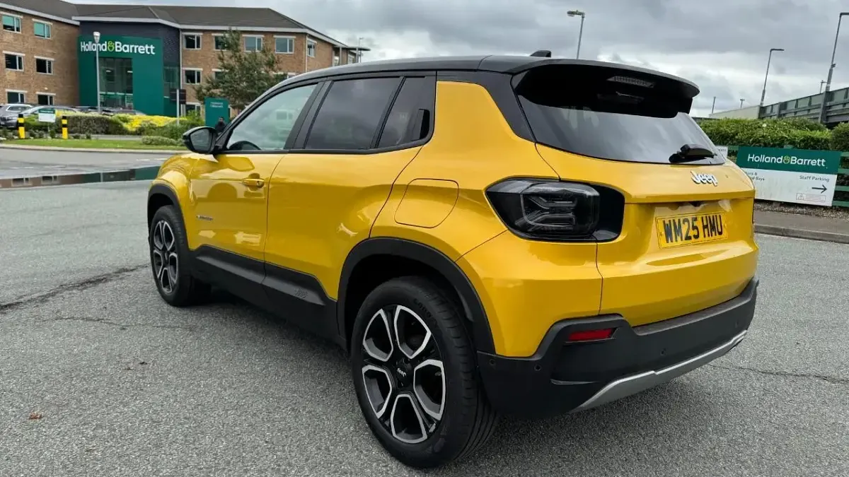Used Jeep Avenger Summit 100 HP (73 kW) 2025 Yellow SUV