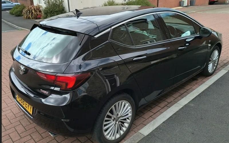 Second-hand Vauxhall Astra Elite 200 CP (147 kW) 2018 Negru Hatchback