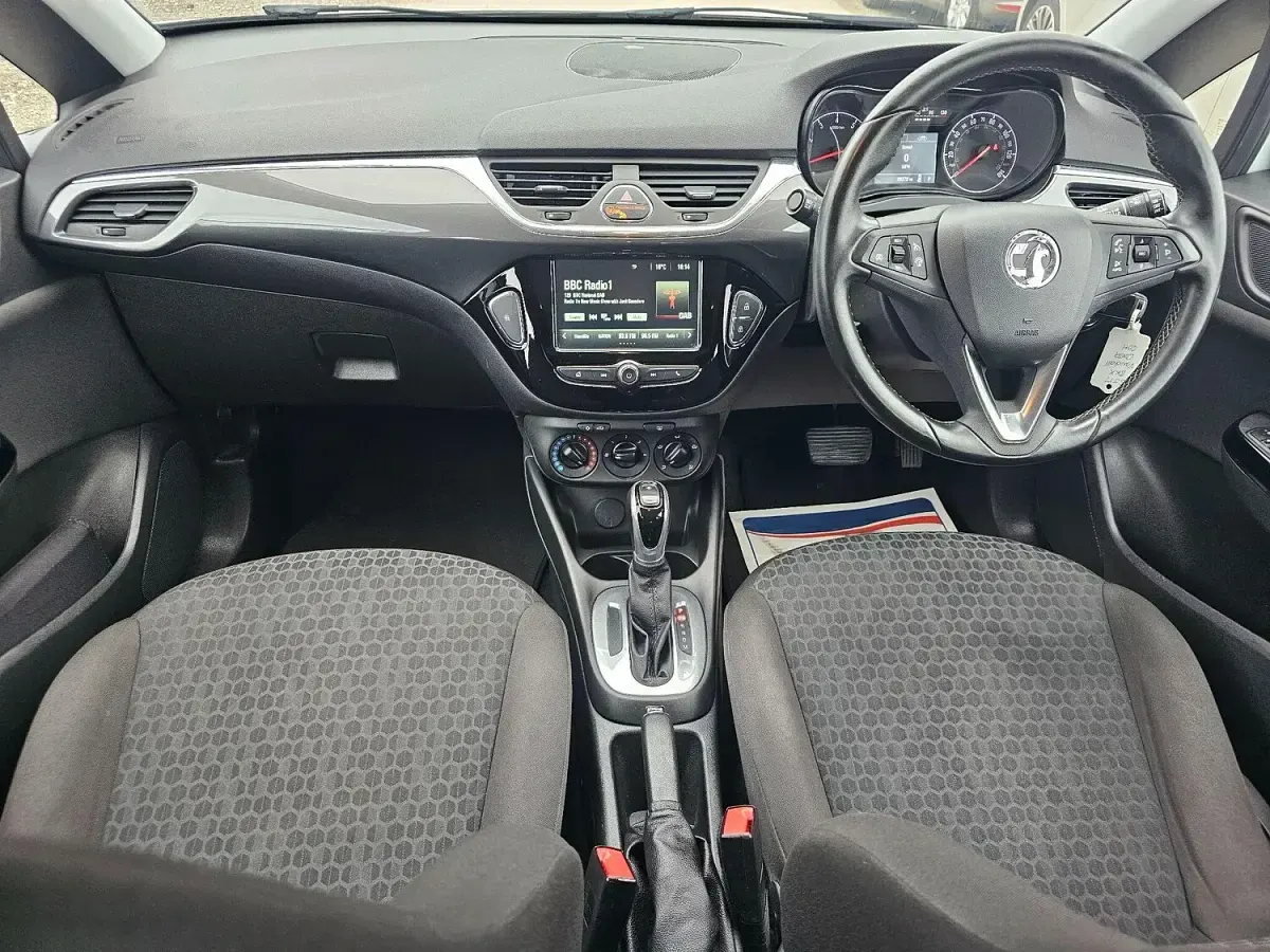 Used Vauxhall Corsa Design Edition 90 HP (66 kW) 2017 White Hatchback