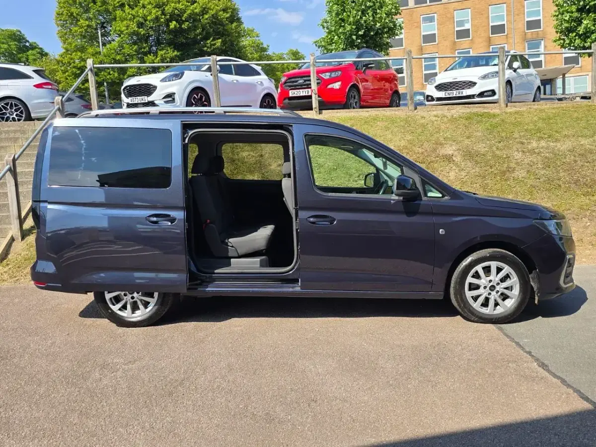 Used Ford Tourneo Connect Titanium 2023 Blue MPV