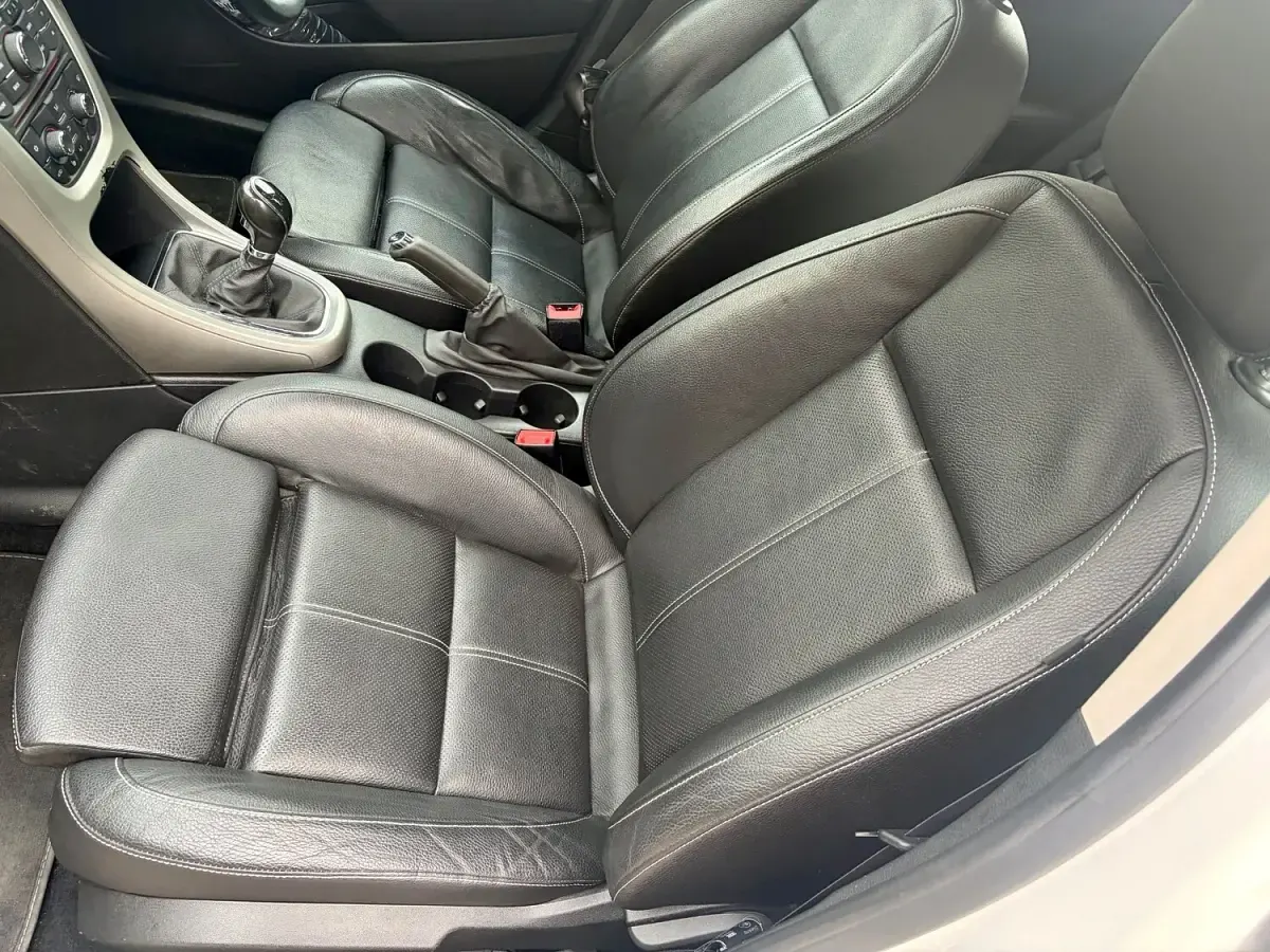 Used Vauxhall Astra Edition 140 HP (102 kW) 2014 White Hatchback