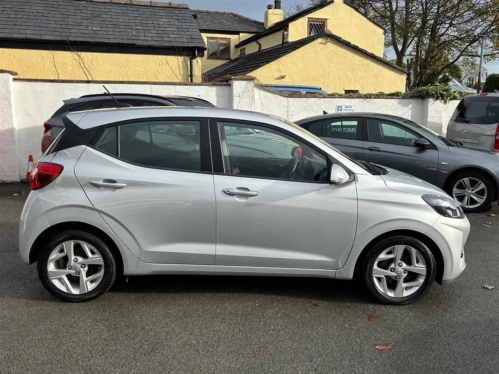 Usado Hyundai i10 SE 67 HP (49 kW) 2022 Prateado Citadino