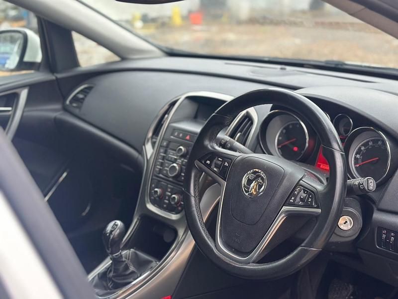 Used Vauxhall Astra 115 HP (84 kW) 2011 White Hatchback