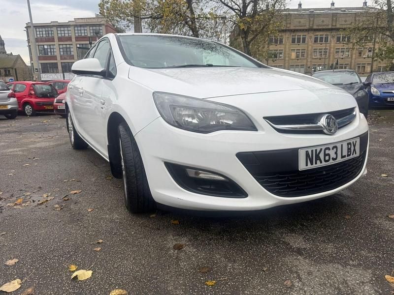 White Used 2013 Vauxhall Astra Hatchback | £1,495 (Good price) - Image 1/4