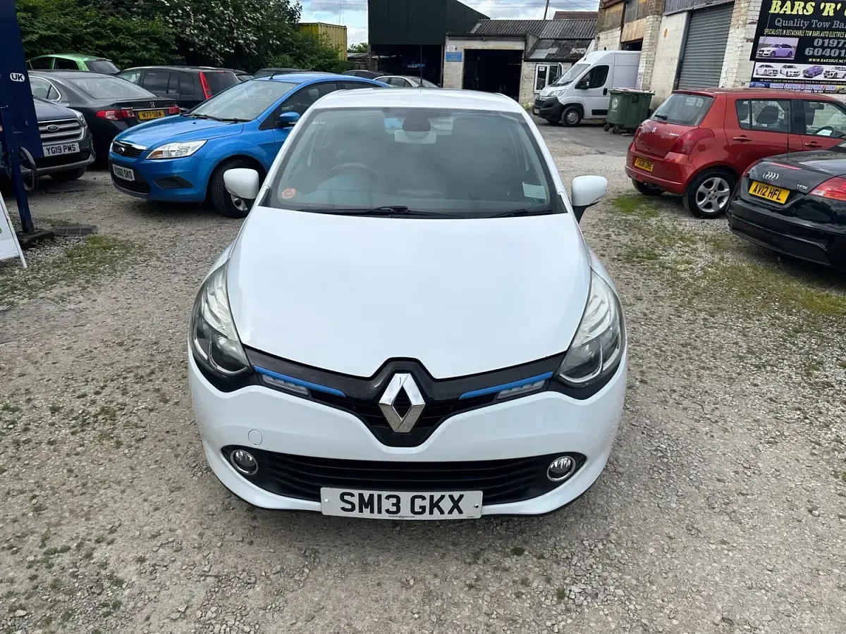 Used Renault Clio IV Dynamique 90 HP (66 kW) 2013 White Hatchback