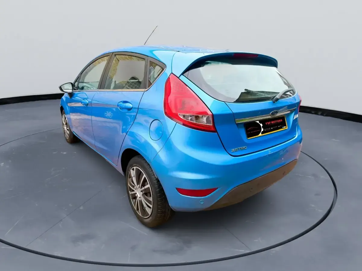 Begagnad Ford Fiesta Zetec 2010 Blå Halvkombi