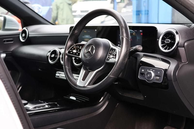 Używany Mercedes A180 116 KM (85 kW) 2022 Srebrny Hatchback