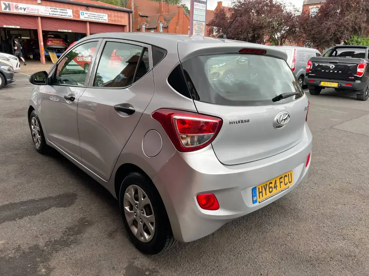 Used Hyundai i10 67 HP (49 kW) 2014 Silver Hatchback