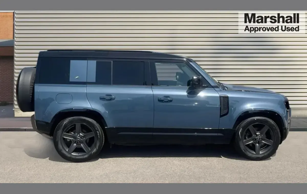 Käytetty Land Rover Defender SE Dynamic 249 HP (183 kW) 2023 Sininen Katumaasturi