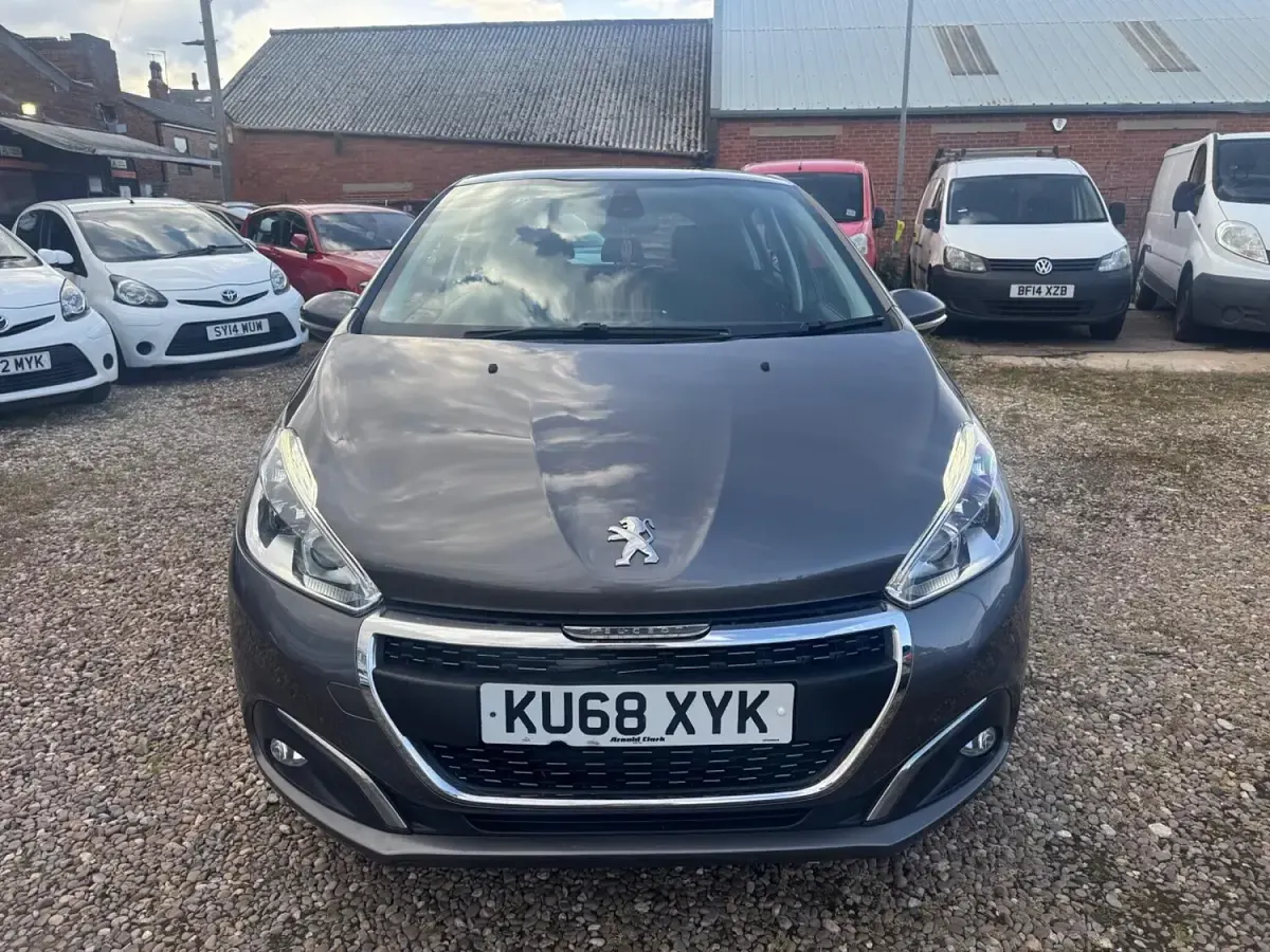 Used Peugeot 208 Signature Sky 82 HP (60 kW) 2018 Grey Hatchback