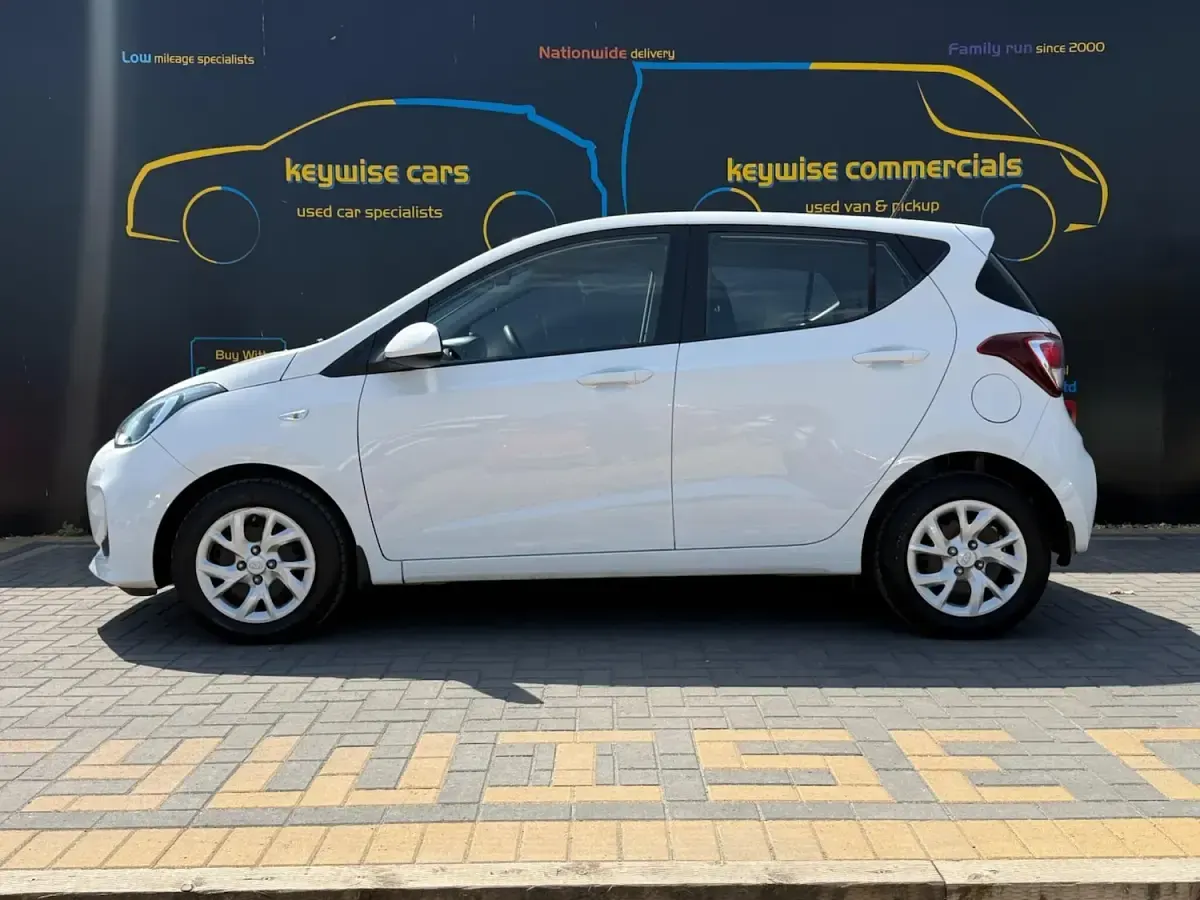 Used Hyundai i10 SE 67 HP (49 kW) 2017 White Hatchback