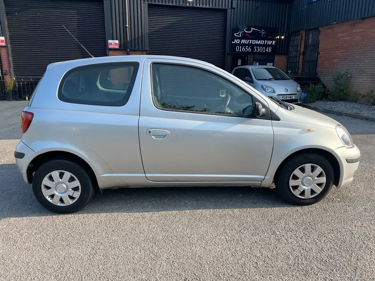 Used Toyota Yaris T2 65 HP (47 kW) 2005 Silver Hatchback