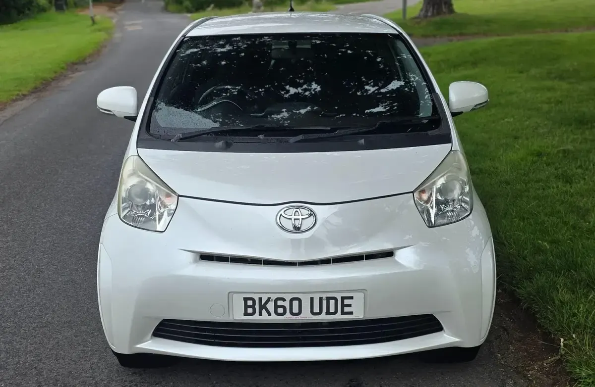 Used Toyota iQ 68 HP (50 kW) 2010 White Hatchback