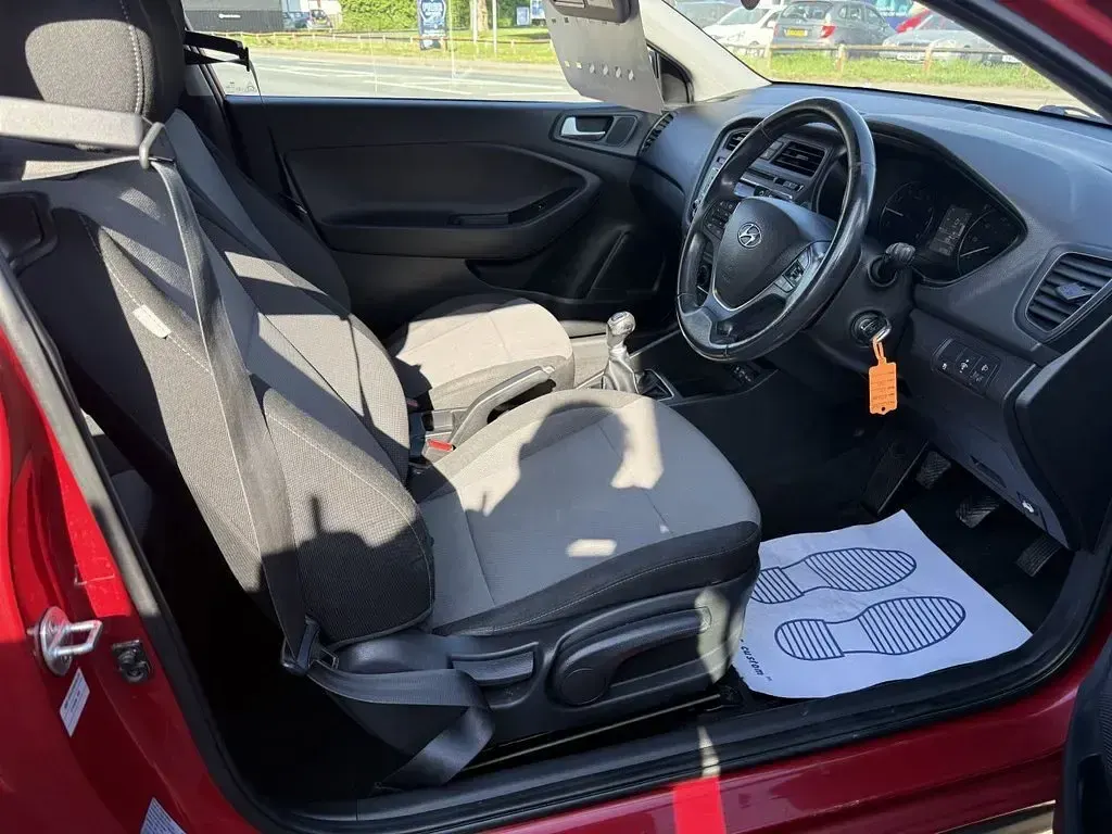Used Hyundai i20 SE 84 HP (61 kW) 2015 Red Coupe