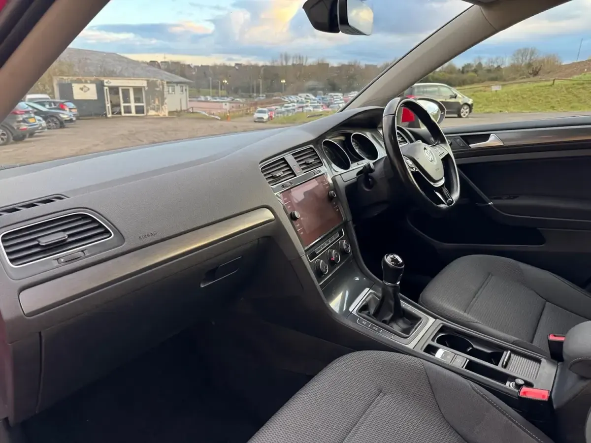 Used VW Golf VII SE 115 HP (84 kW) 2017 Red Hatchback
