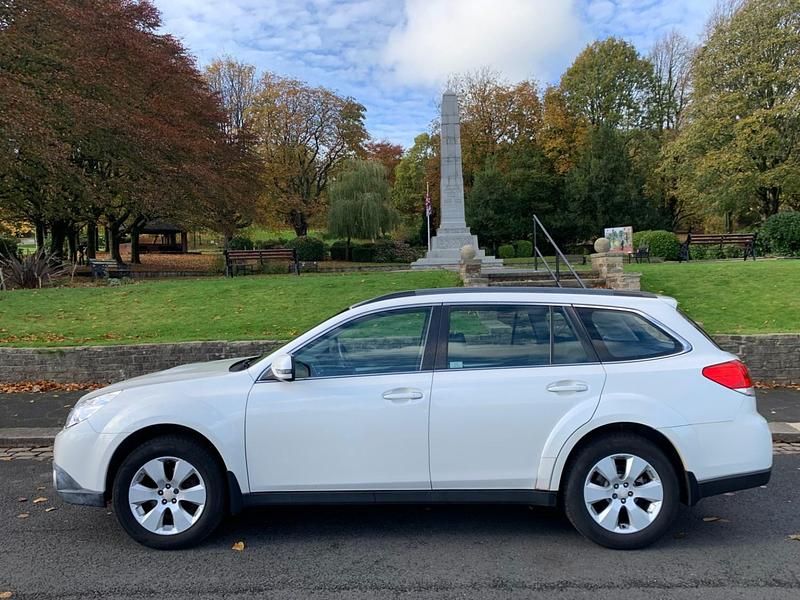 Used Subaru Outback 2011 White Estate