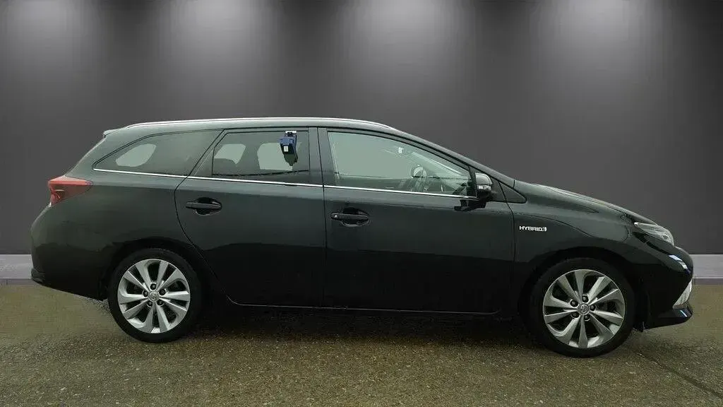 Used Toyota Auris Hybrid 136 HP (100 kW) 2018 Black Estate