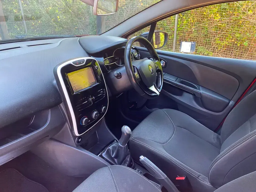 Used Renault Clio Dynamique 75 HP (55 kW) 2016 Red Hatchback