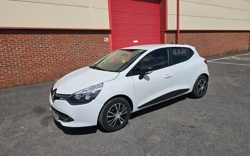 Used Renault Clio Expression 73 HP (53 kW) 2014 White Hatchback
