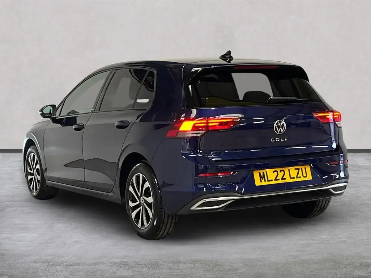 Second-hand VW Golf VIII Active 130 CP (95 kW) 2022 Albastru Hatchback