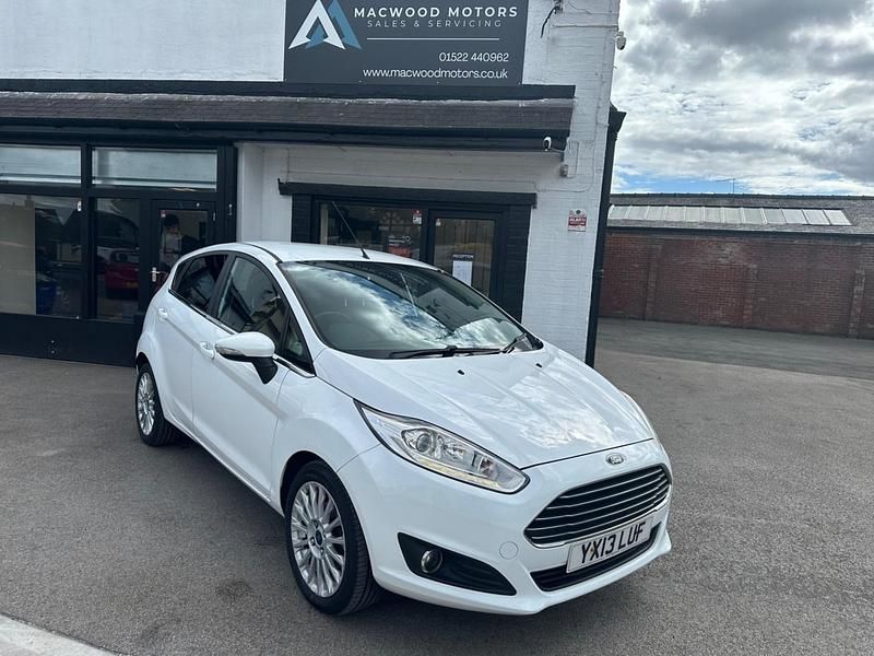White Used 2013 Ford Fiesta Titanium Hatchback | £3,295 (Fair price) - Image 1/4