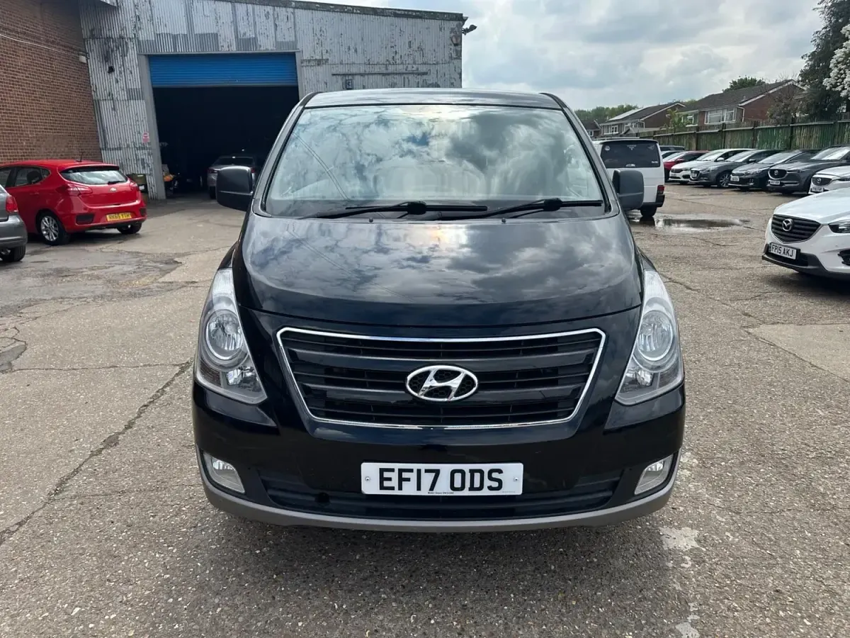 Usado Hyundai I800 SE 134 CV (98 kW) 2017 Negro Monovolumen