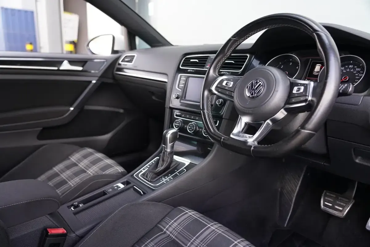 Used VW Golf VII GTD 184 HP (135 kW) 2017 White Hatchback