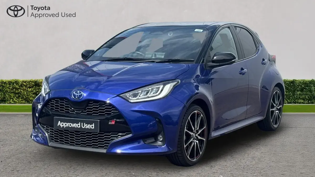 Used Toyota Yaris Sport 130 HP (95 kW) 2024 Juniper blue bitone Hatchback