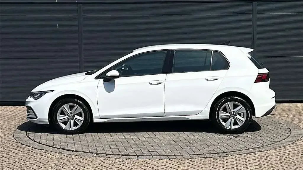 Used VW Golf VIII Life 129 HP (94 kW) 2022 White Hatchback