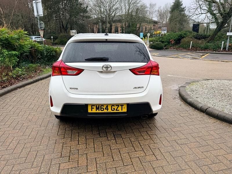 Used Toyota Auris Plus 132 HP (97 kW) 2015 White Hatchback