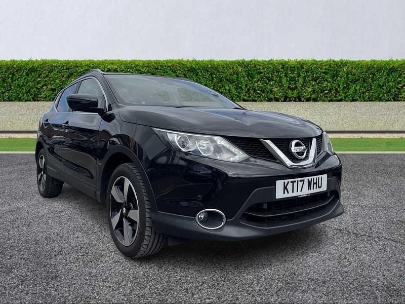 Black Used 2017 Nissan Qashqai N-Connecta SUV | £9,436 (Good price) - Image 1/4