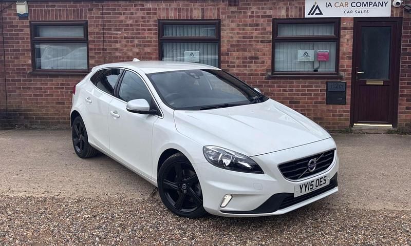 Used Volvo V40 R-Design 120 HP (88 kW) 2015 White Hatchback