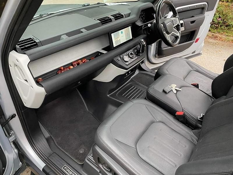 Usado Land Rover Defender First Edition 247 HP (181 kW) 2021 Prateado SUV