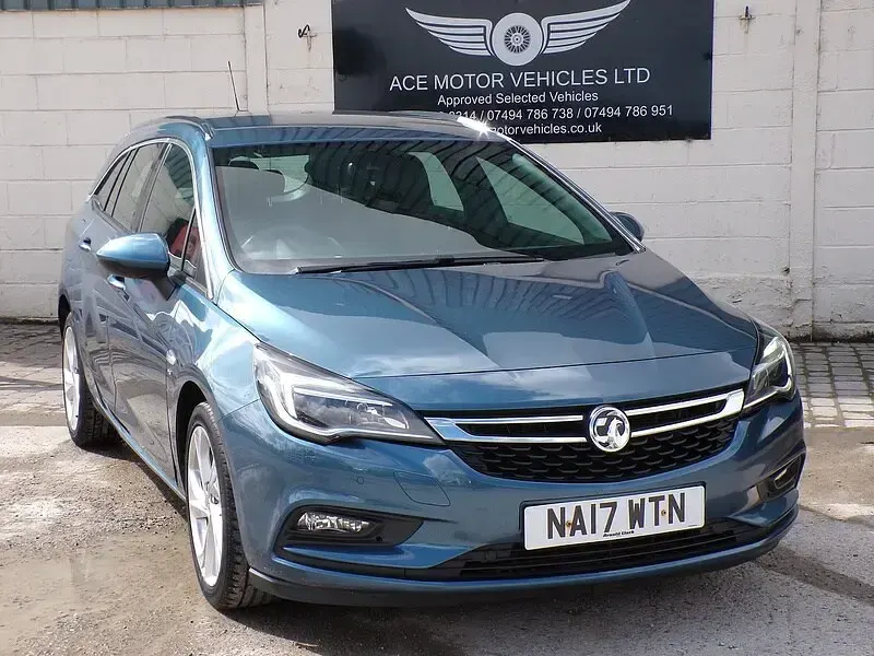 Used Vauxhall Astra SRi 150 HP (110 kW) 2017 Blue Estate