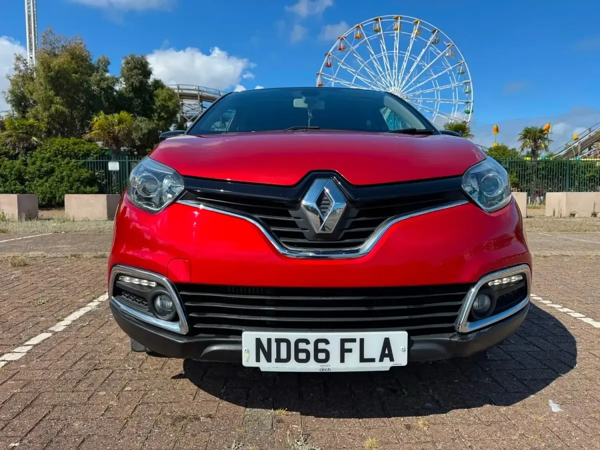Used Renault Captur Dynamique 90 HP (66 kW) 2016 Red SUV