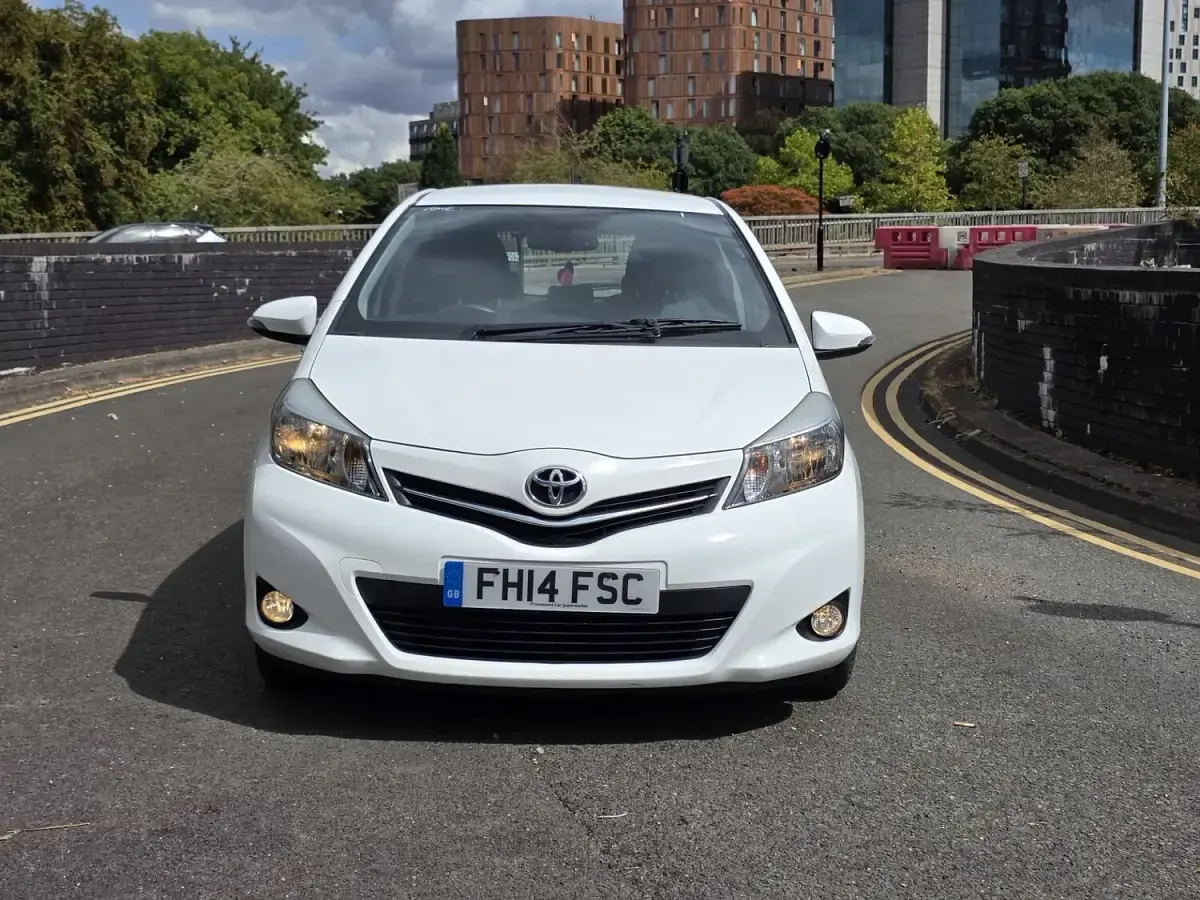 Used Toyota Yaris 99 HP (72 kW) 2014 White Hatchback