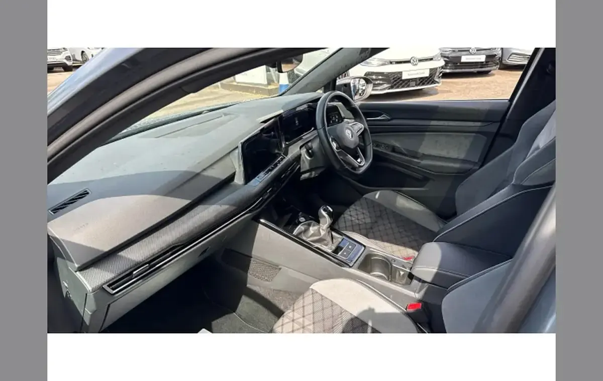 Second-hand VW Golf VIII R-line 130 CP (95 kW) 2022 Gri Hatchback