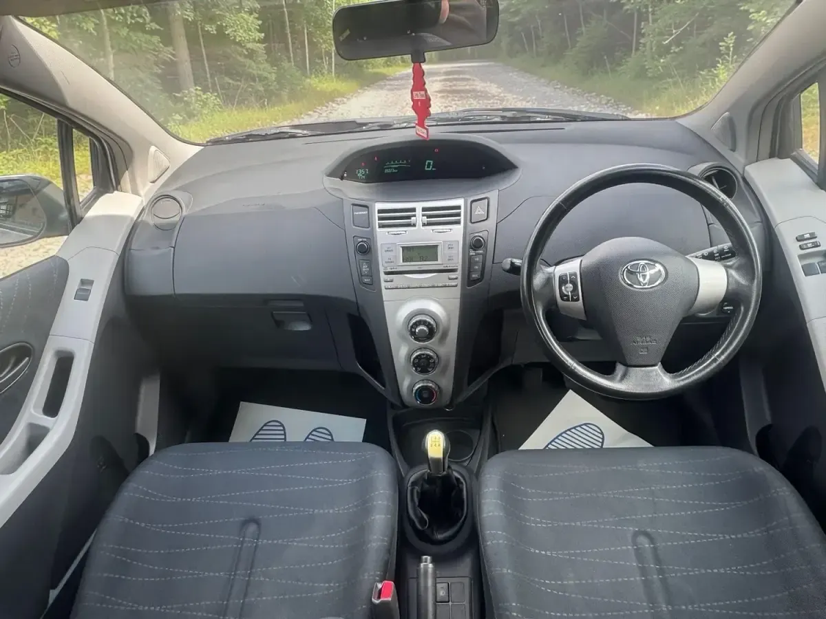 Używany Toyota Yaris 85 KM (62 kW) 2007 Srebrny Hatchback
