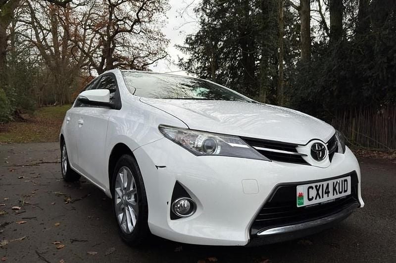 White Used 2014 Toyota Auris Hatchback | £2,795 (Fair price) - Image 1/1