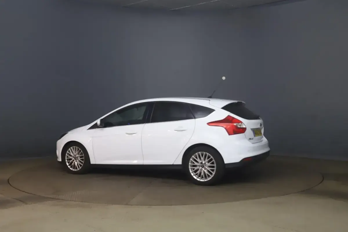 Used Ford Focus Zetec 125 HP (91 kW) 2012 White Hatchback