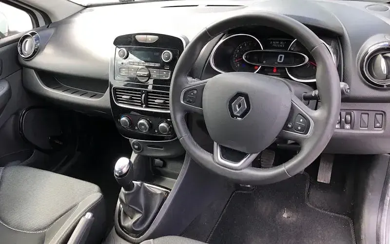 Used Renault Clio Play 76 HP (55 kW) 2019 White Hatchback
