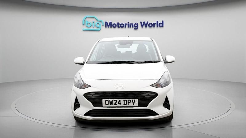 Used Hyundai i10 Advanced 62 HP (45 kW) 2024 White Hatchback