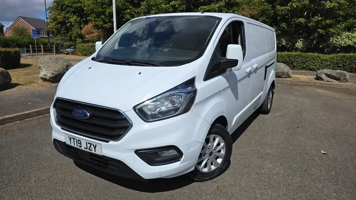 Used Ford Transit Custom Limited 130 HP (95 kW) 2019 White Van