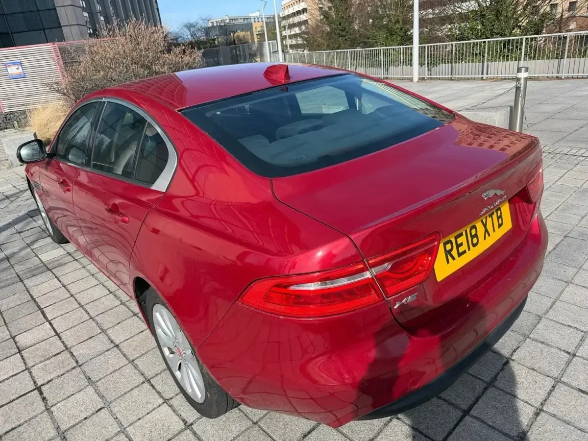 Gebraucht Jaguar XE SE 163 PS (119 kW) 2018 Rot Limousine
