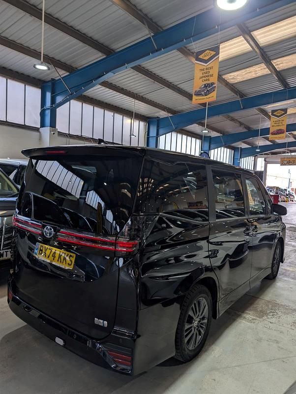 Begagnad Toyota Noah 2026 Svart Minibuss