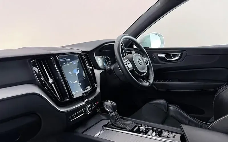 Used Volvo XC60 R-Design 190 HP (139 kW) 2018 White SUV