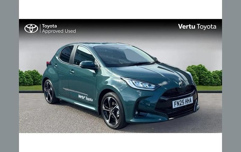 Green Used 2025 Toyota Yaris Hybrid Hatchback | £25,362 (Fair price) - Image 1/4