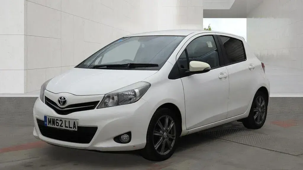Used Toyota Yaris Multidrive S 99 HP (72 kW) 2013 White Hatchback